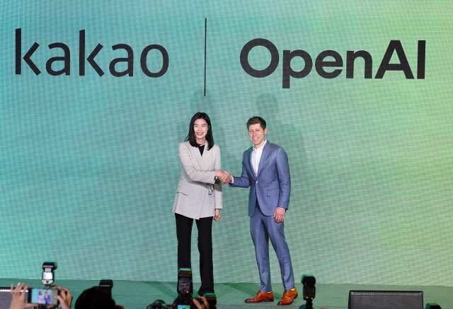 정신아 카카오 대표가 4일 오전 서울 중구 더 플라자 호텔 서울에서 열린 기자간담회에서 샘 올트먼 오픈AI 최고경영자(CEO)와 악수하고 있다. 연합뉴스